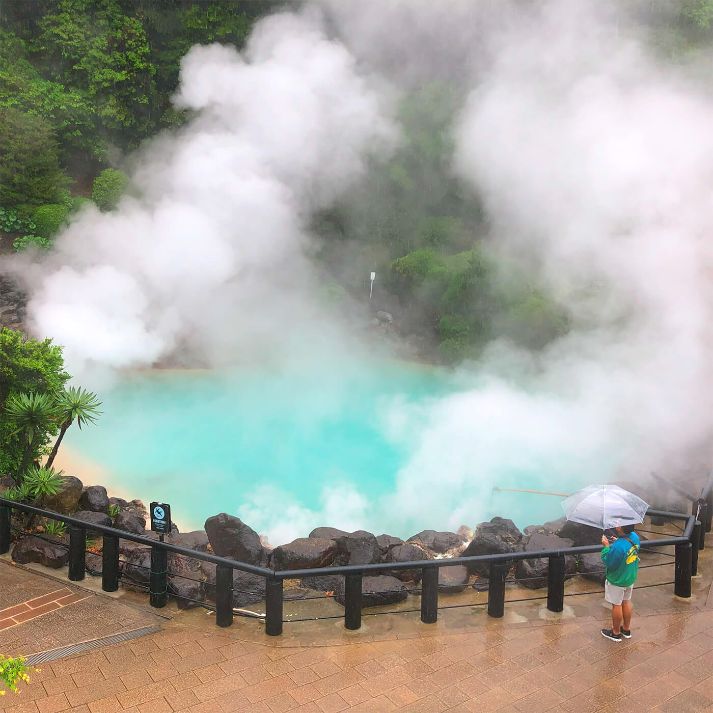 温泉が青く見える海地獄